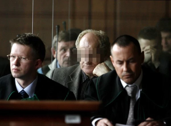 Oskarżony Ryszard F. (C) pseudonim "Fryzjer" - domniemany szef piłkarskiej mafii podczas procesu we Wrocławiu, 06 bm. Fot. Adam Hawałej. Oskarżony Ryszard F. (C) pseudonim "Fryzjer" - domniemany szef piłkarskiej mafii podczas procesu we Wrocławiu, 06 bm. Fot. Adam Hawałej.