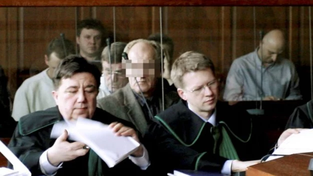 Oskarżony Ryszard F. (C) pseudonim "Fryzjer" - domniemany szef piłkarskiej mafii podczas procesu we Wrocławiu, 06 bm. Fot. Adam Hawałej.