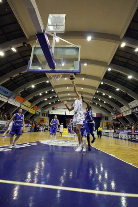 W spotkaniu 24. kolejki Ford Germaz Ekstraklasy Wisła Can-Pack Kraków pokonała we własnej hali Finepharm AZS KK Jelenia Góra 84:52. Fot. Miłosz Wyszyński.