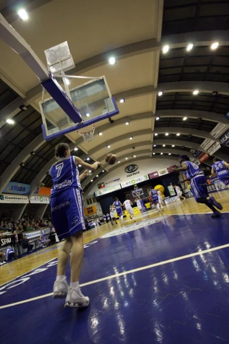 W spotkaniu 24. kolejki Ford Germaz Ekstraklasy Wisła Can-Pack Kraków pokonała we własnej hali Finepharm AZS KK Jelenia Góra 84:52. Fot. Miłosz Wyszyński.
