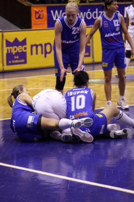 W spotkaniu 24. kolejki Ford Germaz Ekstraklasy Wisła Can-Pack Kraków pokonała we własnej hali Finepharm AZS KK Jelenia Góra 84:52. Fot. Miłosz Wyszyński.