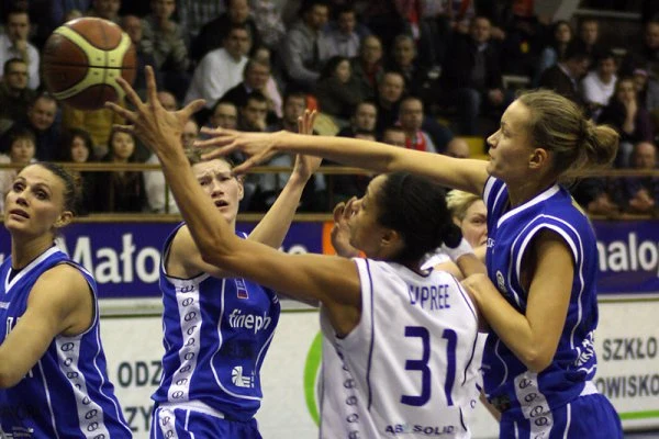 W spotkaniu 24. kolejki Ford Germaz Ekstraklasy Wisła Can-Pack Kraków pokonała we własnej hali Finepharm AZS KK Jelenia Góra 84:52. Fot. Miłosz Wyszyński.