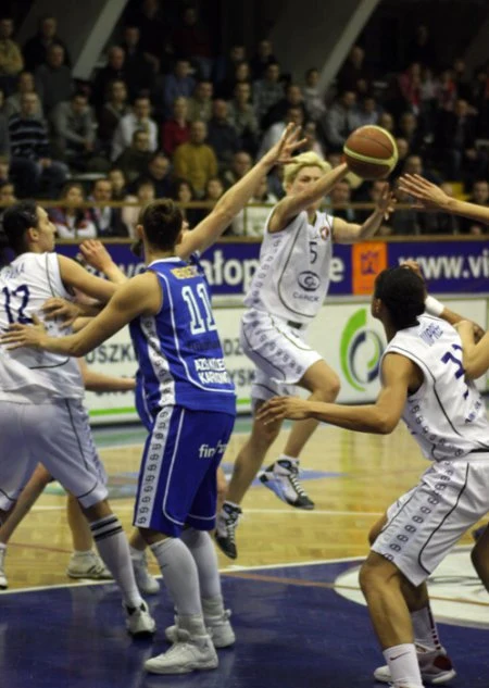 W spotkaniu 24. kolejki Ford Germaz Ekstraklasy Wisła Can-Pack Kraków pokonała we własnej hali Finepharm AZS KK Jelenia Góra 84:52. Fot. Miłosz Wyszyński.