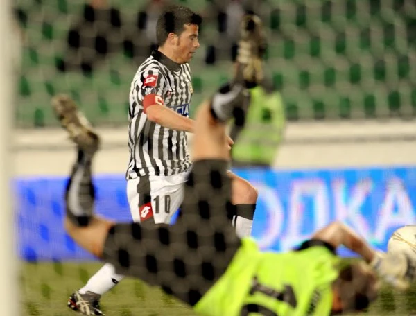 Piłkarze Udinese wygrali w pierwszym meczu 1/8 finału Pucharu UEFA z Zenitem St. Petersburg 2:0 (0:0). Pogromcy Lecha zwycięskie gole strzelili w ostatnich pięciu minutach spotkania.