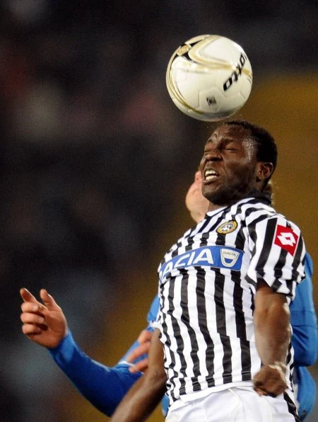 Piłkarze Udinese wygrali w pierwszym meczu 1/8 finału Pucharu UEFA z Zenitem St. Petersburg 2:0 (0:0). Pogromcy Lecha zwycięskie gole strzelili w ostatnich pięciu minutach spotkania.
