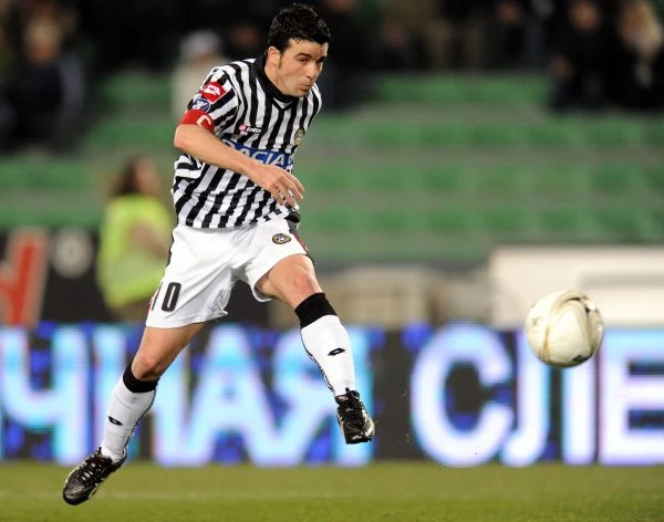 Piłkarze Udinese wygrali w pierwszym meczu 1/8 finału Pucharu UEFA z Zenitem St. Petersburg 2:0 (0:0). Pogromcy Lecha zwycięskie gole strzelili w ostatnich pięciu minutach spotkania.