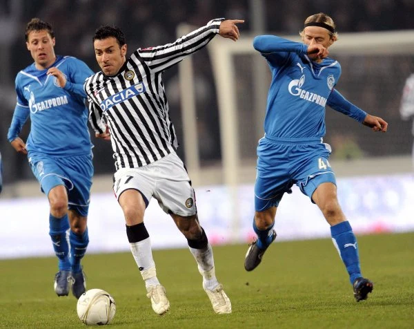 Piłkarze Udinese wygrali w pierwszym meczu 1/8 finału Pucharu UEFA z Zenitem St. Petersburg 2:0 (0:0). Pogromcy Lecha zwycięskie gole strzelili w ostatnich pięciu minutach spotkania.