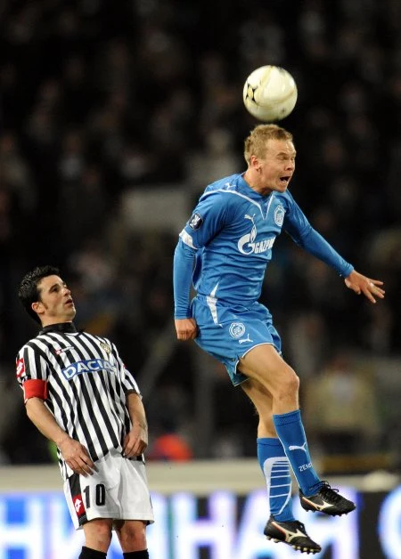 Piłkarze Udinese wygrali w pierwszym meczu 1/8 finału Pucharu UEFA z Zenitem St. Petersburg 2:0 (0:0). Pogromcy Lecha zwycięskie gole strzelili w ostatnich pięciu minutach spotkania.