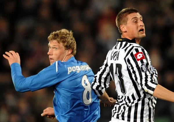 Piłkarze Udinese wygrali w pierwszym meczu 1/8 finału Pucharu UEFA z Zenitem St. Petersburg 2:0 (0:0). Pogromcy Lecha zwycięskie gole strzelili w ostatnich pięciu minutach spotkania.