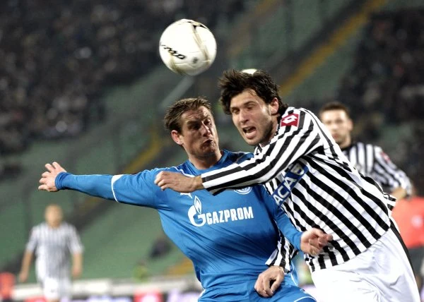 Piłkarze Udinese wygrali w pierwszym meczu 1/8 finału Pucharu UEFA z Zenitem St. Petersburg 2:0 (0:0). Pogromcy Lecha zwycięskie gole strzelili w ostatnich pięciu minutach spotkania.