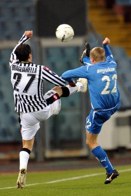 Piłkarze Udinese wygrali w pierwszym meczu 1/8 finału Pucharu UEFA z Zenitem St. Petersburg 2:0 (0:0). Pogromcy Lecha zwycięskie gole strzelili w ostatnich pięciu minutach spotkania.