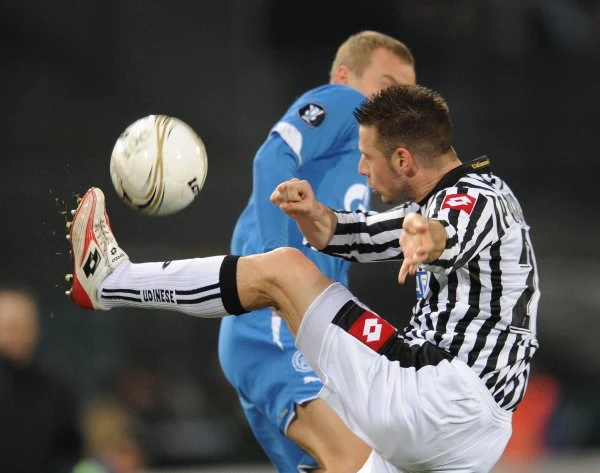 Piłkarze Udinese wygrali w pierwszym meczu 1/8 finału Pucharu UEFA z Zenitem St. Petersburg 2:0 (0:0). Pogromcy Lecha zwycięskie gole strzelili w ostatnich pięciu minutach spotkania.