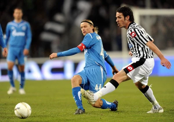 Piłkarze Udinese wygrali w pierwszym meczu 1/8 finału Pucharu UEFA z Zenitem St. Petersburg 2:0 (0:0). Pogromcy Lecha zwycięskie gole strzelili w ostatnich pięciu minutach spotkania.