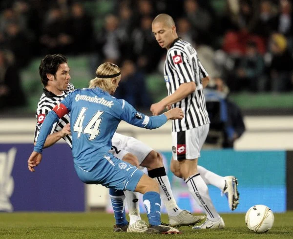 Piłkarze Udinese wygrali w pierwszym meczu 1/8 finału Pucharu UEFA z Zenitem St. Petersburg 2:0 (0:0). Pogromcy Lecha zwycięskie gole strzelili w ostatnich pięciu minutach spotkania.