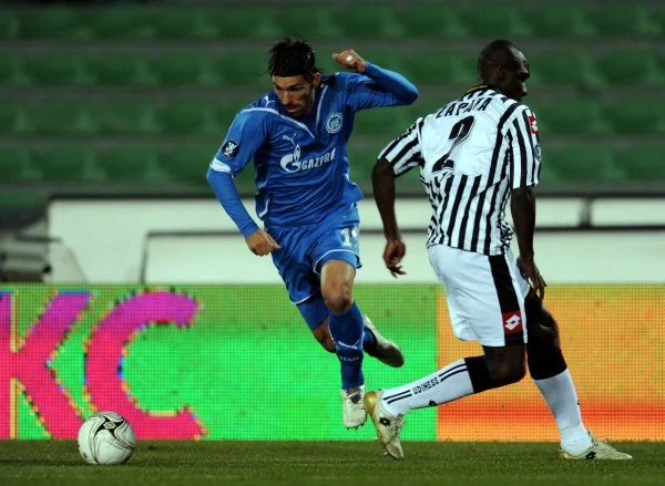 Piłkarze Udinese wygrali w pierwszym meczu 1/8 finału Pucharu UEFA z Zenitem St. Petersburg 2:0 (0:0). Pogromcy Lecha zwycięskie gole strzelili w ostatnich pięciu minutach spotkania.