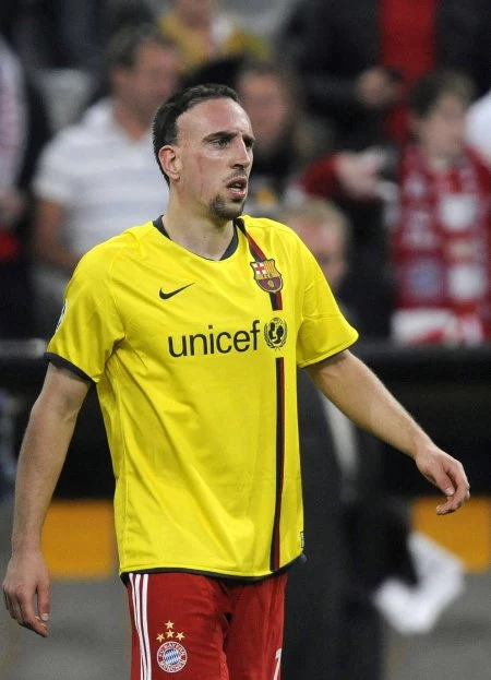 Franck Ribery po meczu założył koszulkę Barcelony.