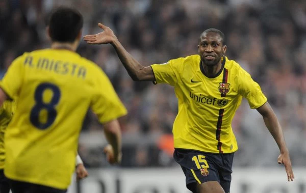 Seydou Keita fetuje gola dla Barcelony.