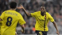 Seydou Keita fetuje gola dla Barcelony.