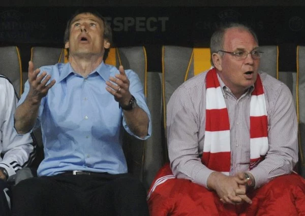 Juergen Klinsmann i menedżer Uli Hoeness.