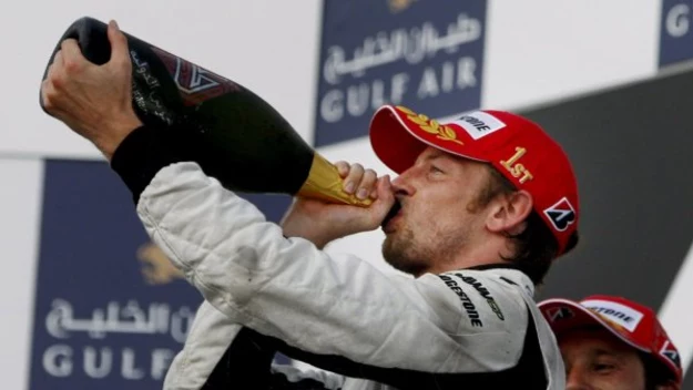 Jenson Button "doi" szampana z butelki