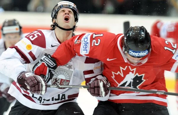 Ćwierćfinał hokejowych MŚ: Kanada - Łotwa 4:2 (0:0, 3:1, 1:1) Ćwierćfinał hokejowych MŚ: Kanada - Łotwa 4:2 (0:0, 3:1, 1:1)