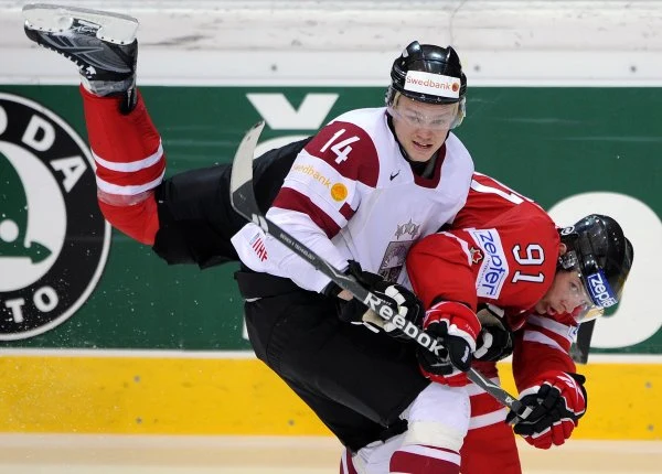 Ćwierćfinał hokejowych MŚ: Kanada - Łotwa 4:2 (0:0, 3:1, 1:1) Ćwierćfinał hokejowych MŚ: Kanada - Łotwa 4:2 (0:0, 3:1, 1:1)