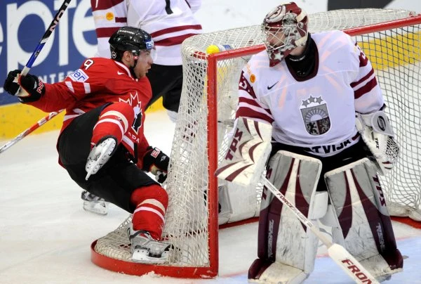 Ćwierćfinał hokejowych MŚ: Kanada - Łotwa 4:2 (0:0, 3:1, 1:1) Ćwierćfinał hokejowych MŚ: Kanada - Łotwa 4:2 (0:0, 3:1, 1:1)