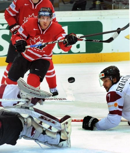 Ćwierćfinał hokejowych MŚ: Kanada - Łotwa 4:2 (0:0, 3:1, 1:1) Ćwierćfinał hokejowych MŚ: Kanada - Łotwa 4:2 (0:0, 3:1, 1:1)