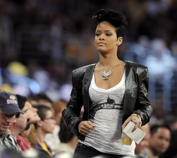 Rihanna oglądała w akcji najlepszych koszykarzy.
