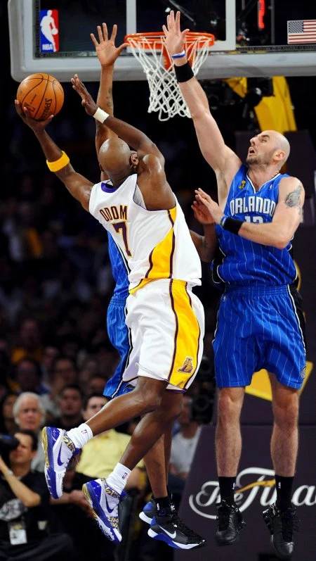 Marcin Gortat walczy w obronie.