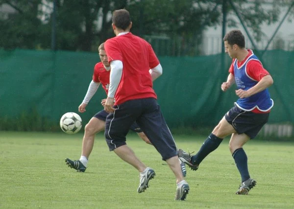 Podaje Andrzej Niedzielan (w niebieskiej kamizelce)
