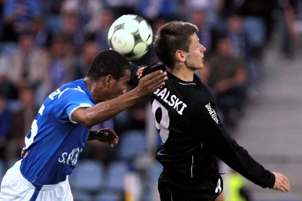 Luis Henriquez (z lewej) walczy o piłkę z Maciejem Rogalskim