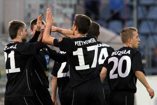  Piłkarze Lechii Gdańsk cieszą się ze zdobycia bramki przez Sergejsa Kozansa