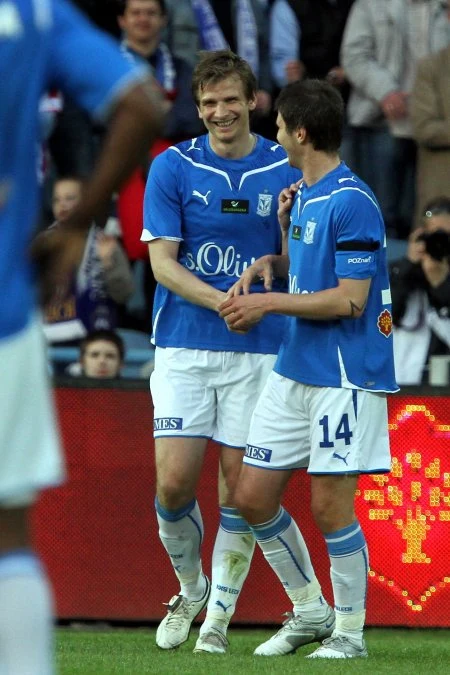 Semir Stilic (z prawej) cieszy się ze zdobycia bramki przez Bartosza Bosackiego