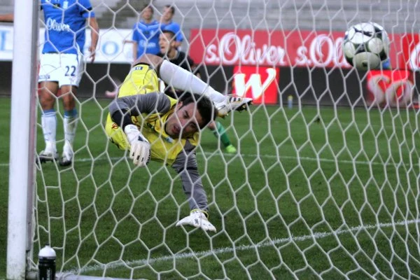 Pokonany bramkarz Lecha Poznań Krzysztof Kotorowsk