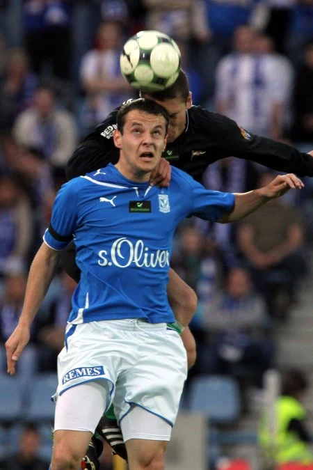 Tomasz Mikołajczak walczy o piłkę z Sergejsem Kozansem