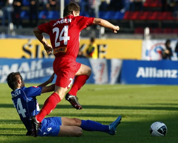 Michał Bemben mija Łukasza Janoszkę Michał Bemben mija Łukasza Janoszkę