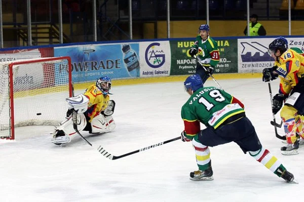 Tomasz Rajski przepuszcza strzał Petra Valusiaka