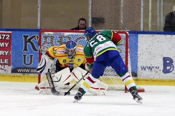 Jacek Dzięgiel w ataku na bramkę Tomasza Rajskiego.