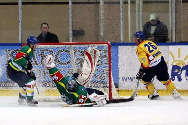 Bartłomiej Bomba (z prawej) i bramkarz KTH Onderj Raszka