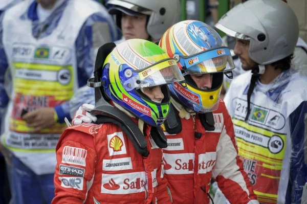 Fernando Alonso (z prawej) i Felipe Massa