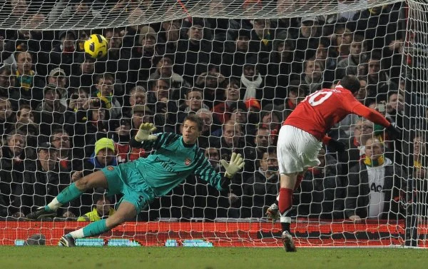 17. kolejka Premier League: Manchester United - Arsenal Londyn 1-0 (1-0). W bramce "Kanonierów" wystąpił Wojciech Szczęsny dla którego był to debiut w Premier League.
