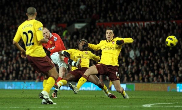 17. kolejka Premier League: Manchester United - Arsenal Londyn 1-0 (1-0). W bramce "Kanonierów" wystąpił Wojciech Szczęsny dla którego był to debiut w Premier League.