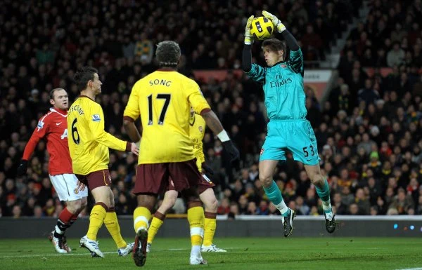 17. kolejka Premier League: Manchester United - Arsenal Londyn 1-0 (1-0). W bramce "Kanonierów" wystąpił Wojciech Szczęsny dla którego był to debiut w Premier League.