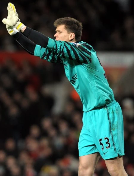 17. kolejka Premier League: Manchester United - Arsenal Londyn 1-0 (1-0). W bramce "Kanonierów" wystąpił Wojciech Szczęsny dla którego był to debiut w Premier League.