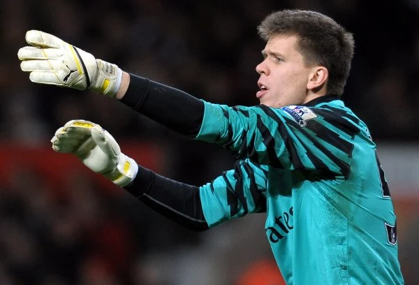 17. kolejka Premier League: Manchester United - Arsenal Londyn 1-0 (1-0). W bramce "Kanonierów" wystąpił Wojciech Szczęsny dla którego był to debiut w Premier League.