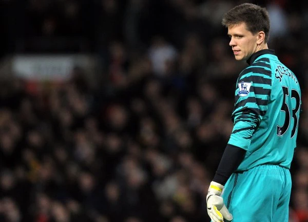 17. kolejka Premier League: Manchester United - Arsenal Londyn 1-0 (1-0). W bramce "Kanonierów" wystąpił Wojciech Szczęsny dla którego był to debiut w Premier League.