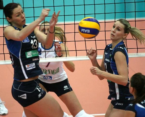 Katarzyna Gajgał i Joanna Kaczor z Muszyninaki nie podbiły piłki po ataku Chiary Negrni z Cortese Katarzyna Gajgał i Joanna Kaczor z Muszyninaki nie podbiły piłki po ataku Chiary Negrni z Cortese