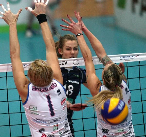 Piłka po ataku Debby Stam-Pilon z Muszynianki przelatuje między blokującymi Sarą Anzanello i Chiarą Negrini Piłka po ataku Debby Stam-Pilon z Muszynianki przelatuje między blokującymi Sarą Anzanello i Chiarą Negrini