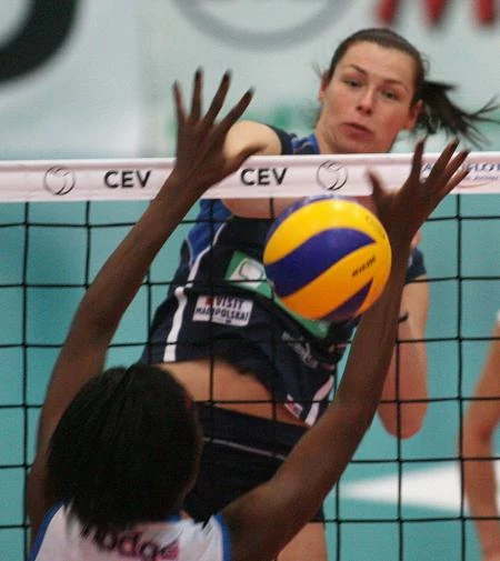 Katarzyna Gajgał z Muszyny pokonała Megan Hodge z Cortese w akcji na siatce Katarzyna Gajgał z Muszyny pokonała Megan Hodge z Cortese w akcji na siatce